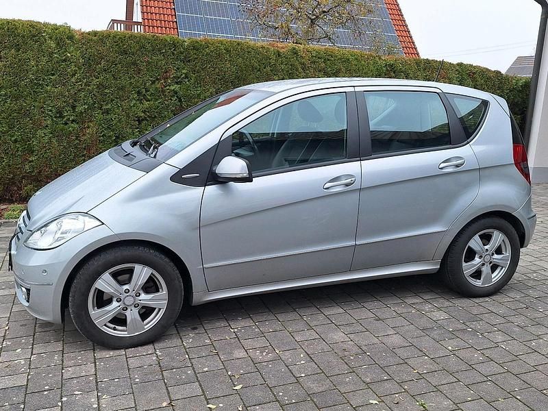 Andere farben Gebraucht 2011 Mercedes A180 Limousine | 7.500 € (Etwas zu teuer) - Bild 1/4