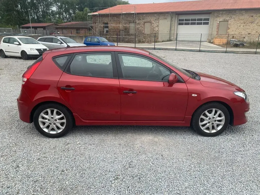 Gebraucht Hyundai i30 Edition 105 PS (77 kW) 2012 Rot Limousine