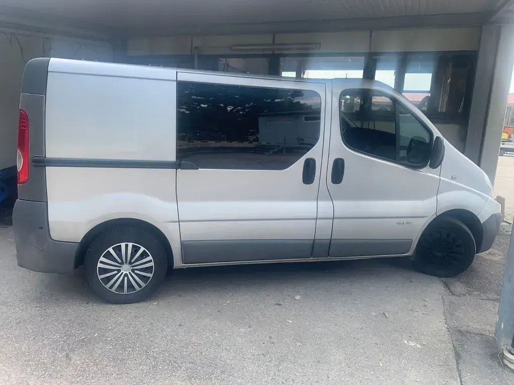 Gebraucht Renault Trafic 116 PS (85 kW) 2009 Silber Van / Kleinbus