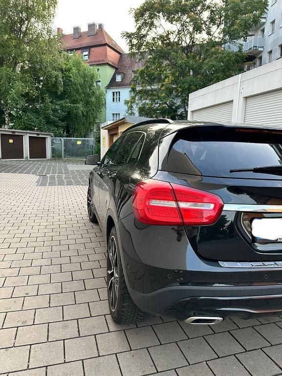 Schwarz Gebraucht 2016 Mercedes GLA200 SUV | 16.500 € (Fairer Preis) - Bild 1/4