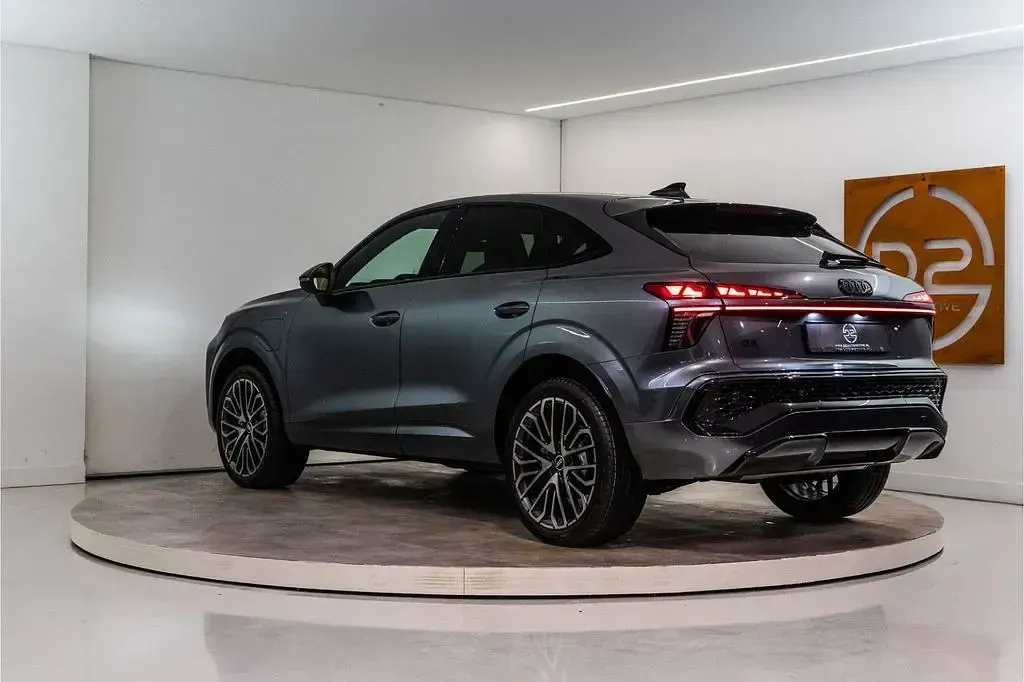 Neu Audi Q3 Sportback Sport 272 PS (200 kW) 2026 Grau SUV