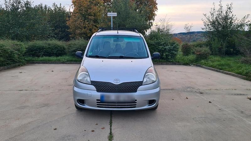 Silber Gebraucht 2002 Toyota Yaris Kombi | 2.200 € (Fairer Preis) - Bild 1/4