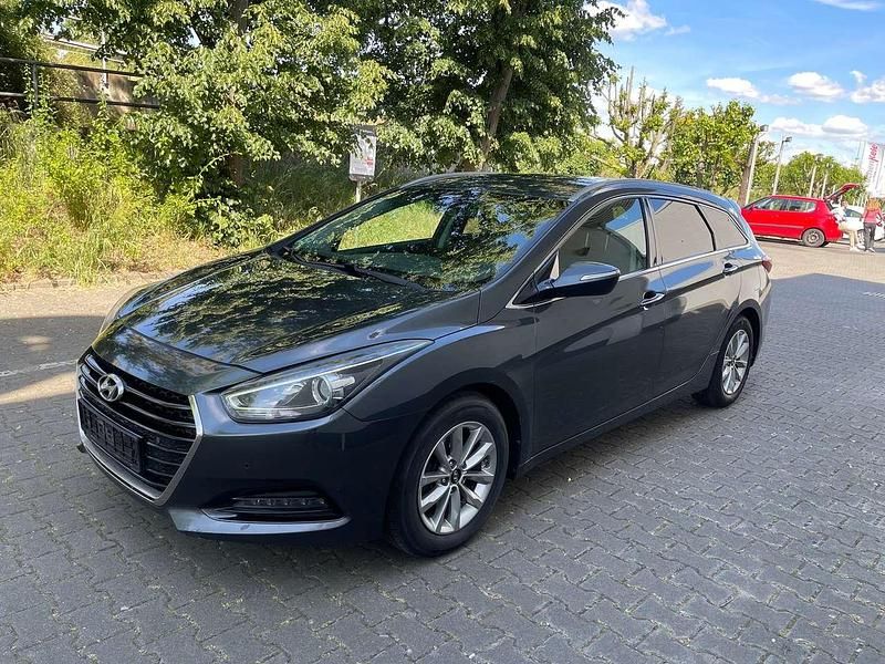 Grau Gebraucht 2016 Hyundai i40 Trend Kombi | 4.999 € - Bild 1/4