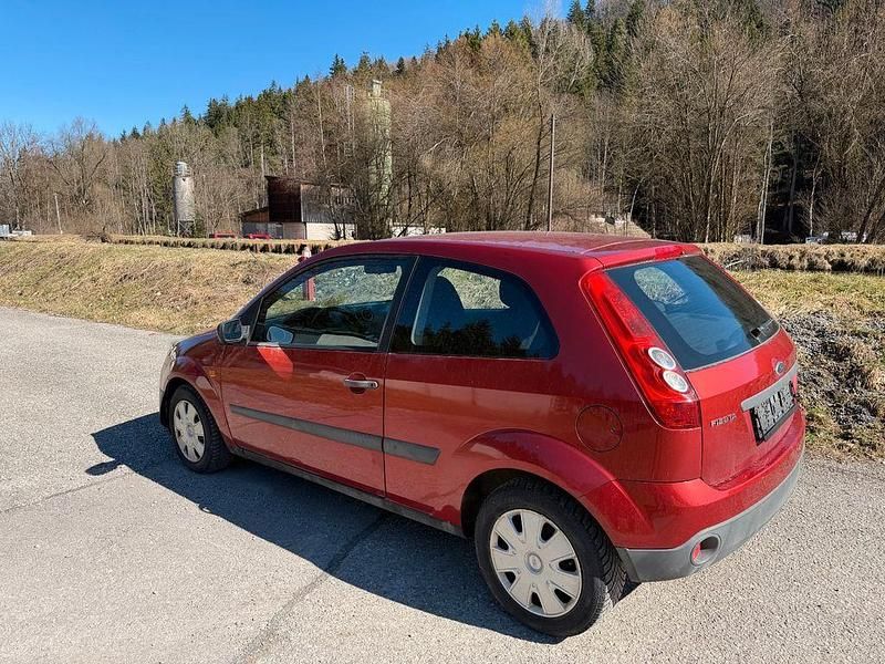 Gebraucht Ford Fiesta Ambiente 69 PS (50 kW) 2006 Rot Kleinwagen
