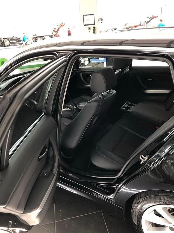 Gebraucht BMW 330 Sport Line 245 PS (180 kW) 2012 Schwarz Kombi