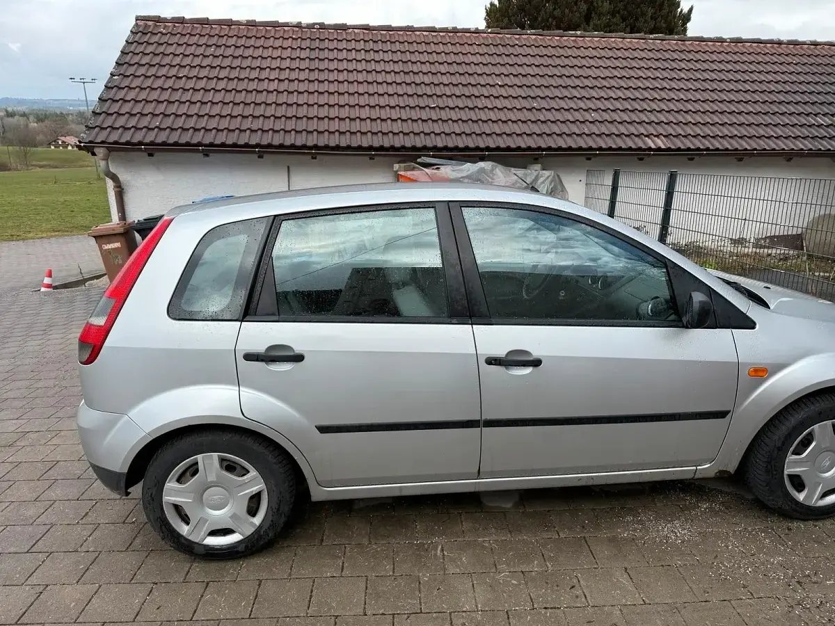 Gebraucht Ford Fiesta 60 PS (44 kW) 2003 Silber Kleinwagen