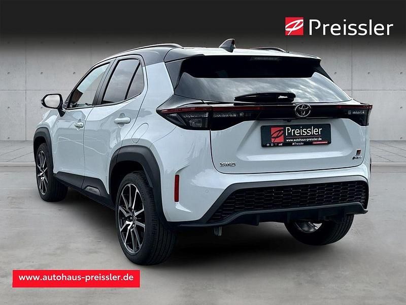 Gebraucht Toyota Yaris Hybrid Plus 131 PS (96 kW) 2024 Dynamicgrey metallic / dach schwarz SUV