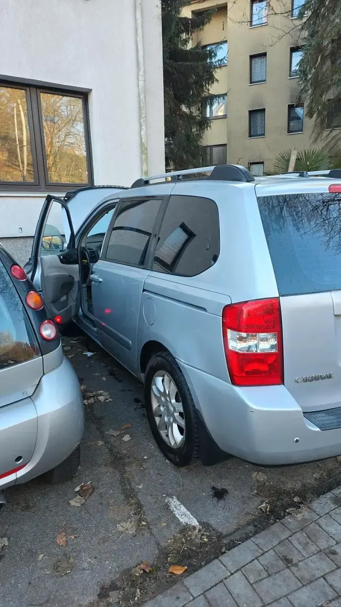 Gebraucht Kia Carnival 185 PS (136 kW) 2009 Silber Van / Kleinbus
