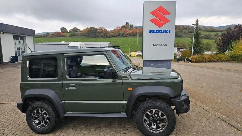 Grün Gebraucht 2018 Suzuki Jimny Comfort+ SUV | 28.490 € (Fairer Preis) - Bild 1/4