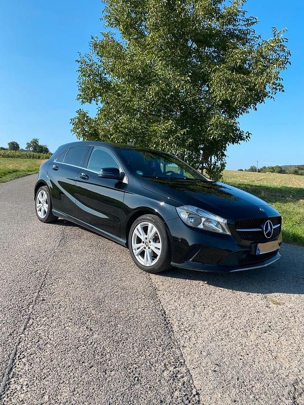 Schwarz Gebraucht 2017 Mercedes A180 Kombi | 15.099 € (Fairer Preis) - Bild 1/4