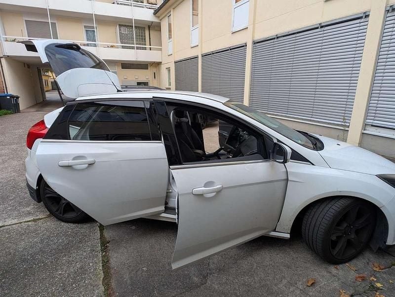 Weiß Gebraucht 2013 Ford Focus Titanium Limousine | 3.990 € (Superpreis) - Bild 1/4