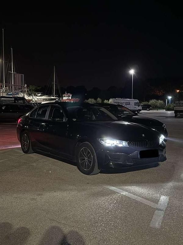 Schwarz Gebraucht 2021 BMW 318 Advantage Limousine | 35.000 € - Bild 1/4