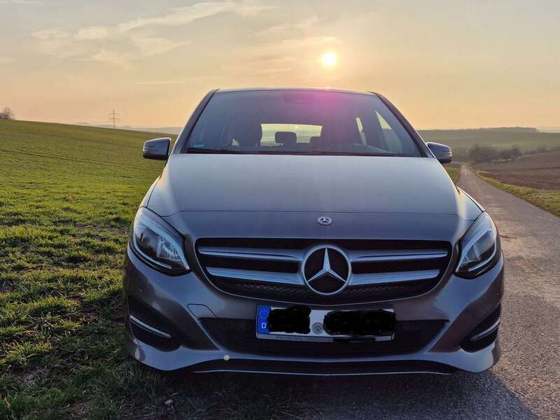 Grau Gebraucht 2017 Mercedes B180 Van / Kleinbus | 11.999 € (Fairer Preis) - Bild 1/4