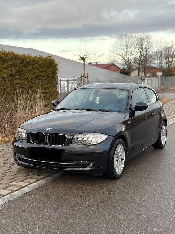 Gebraucht BMW 116 122 PS (89 kW) 2011 Schwarz Kleinwagen