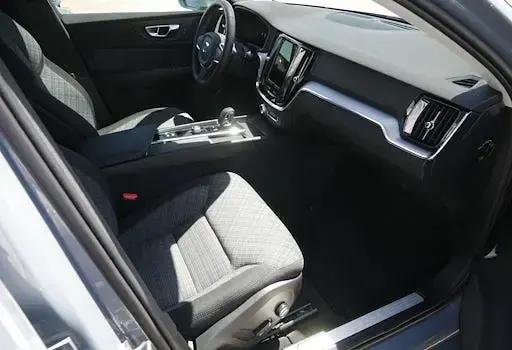 Gebraucht Volvo V60 Core 163 PS (119 kW) 2024 Grau / thunder grey (metallic) Kombi