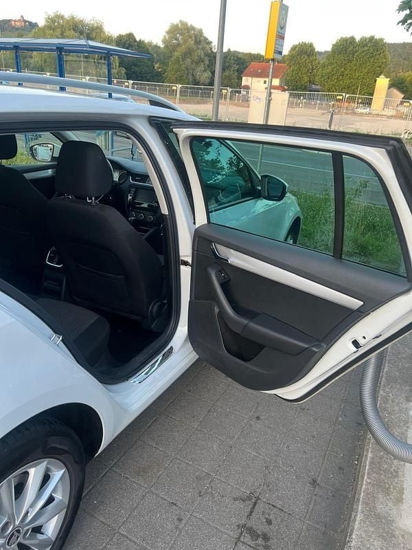 Weiß Gebraucht 2016 Skoda Octavia Kombi | 5.200 € (Superpreis) - Bild 1/4