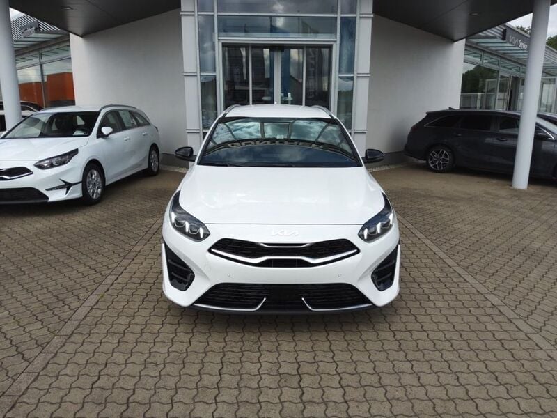 Deluxeweiss metallic Neu 2025 Kia Ceed Sportswagon Kombi | 32.990 € (Teuer) - Bild 1/4