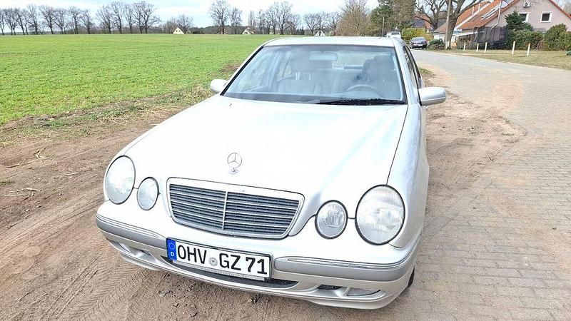 Gebraucht Mercedes E240 Elegance 170 PS (125 kW) 2000 Silber Limousine