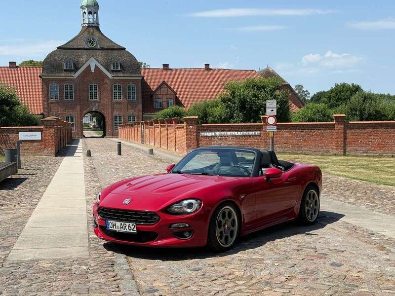 Rot Gebraucht 2017 Fiat 124 Spider Lusso Cabrio | 15.450 € (Fairer Preis) - Bild 1/4