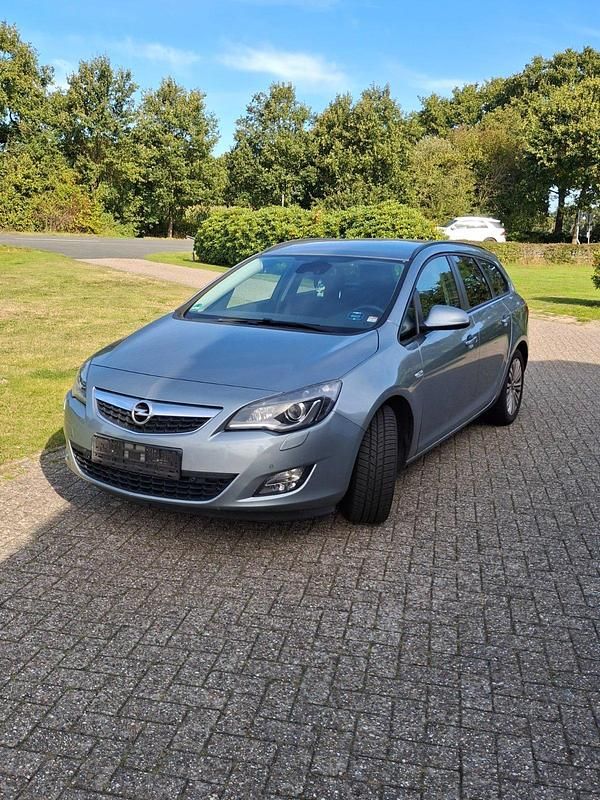 Silber Gebraucht 2011 Opel Astra Kombi | 3.950 € (Fairer Preis) - Bild 1/4