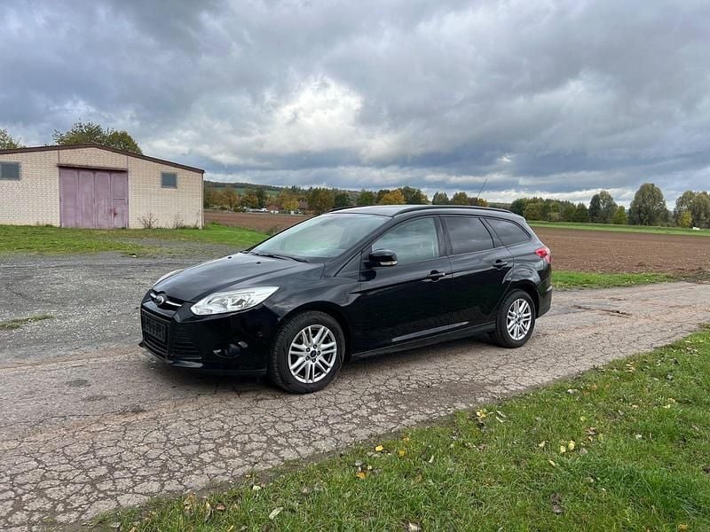 Schwarz Gebraucht 2014 Ford Focus Kombi | 3.990 € (Guter Preis) - Bild 1/4