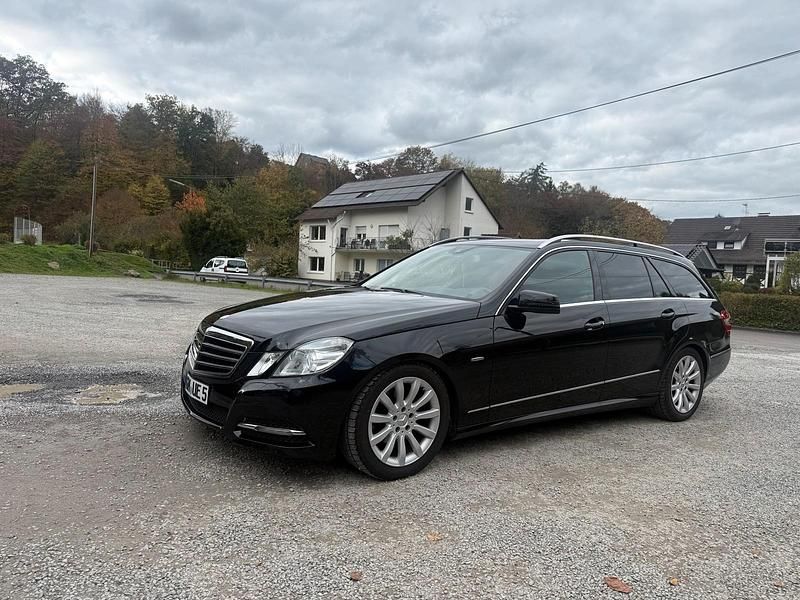 Schwarz Gebraucht 2011 Mercedes E220 Kombi | 8.999 € (Fairer Preis) - Bild 1/4