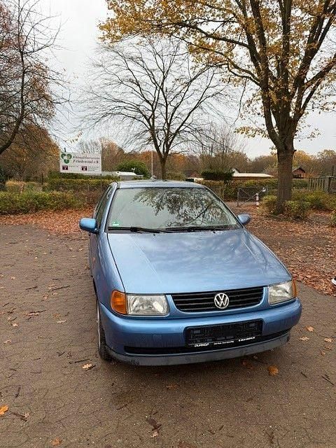 Blau Gebraucht 1996 VW Polo Basis Limousine | 1.000 € (Guter Preis) - Bild 1/4