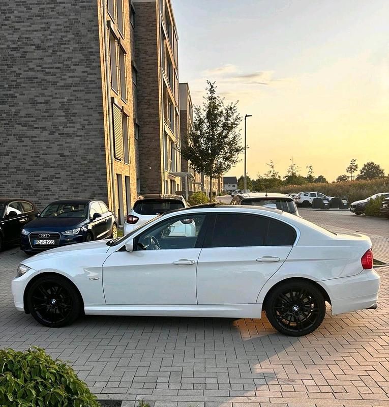 Weiß Gebraucht 2011 BMW 330 Limousine | 10.999 € (Fairer Preis) - Bild 1/4