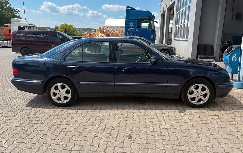 Blau Gebraucht 2000 Mercedes E320 Limousine | 6.500 € (Fairer Preis) - Bild 1/4