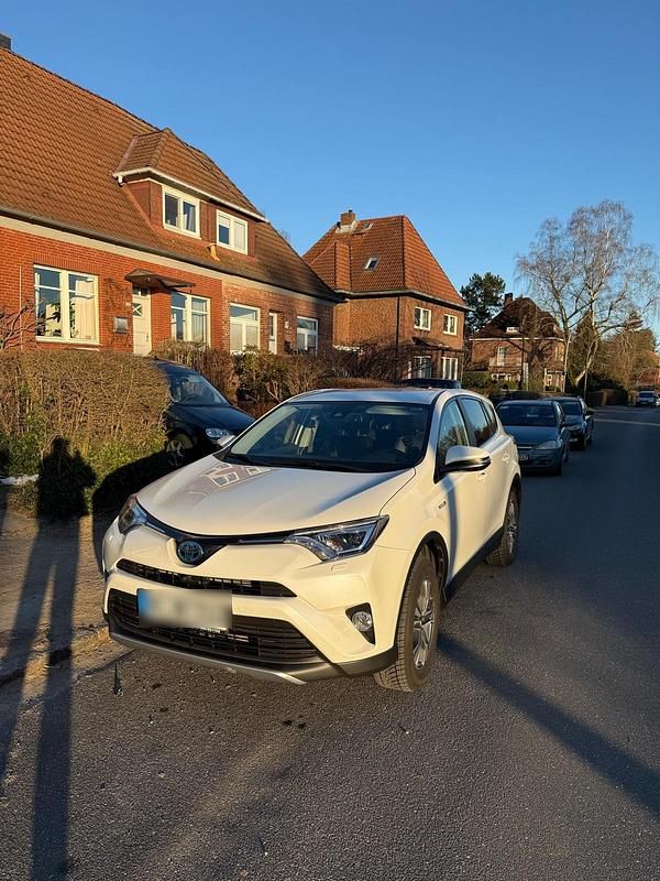 Grün Gebraucht 2017 Toyota RAV4 Hybrid Edition-S SUV | 20.000 € - Bild 1/4