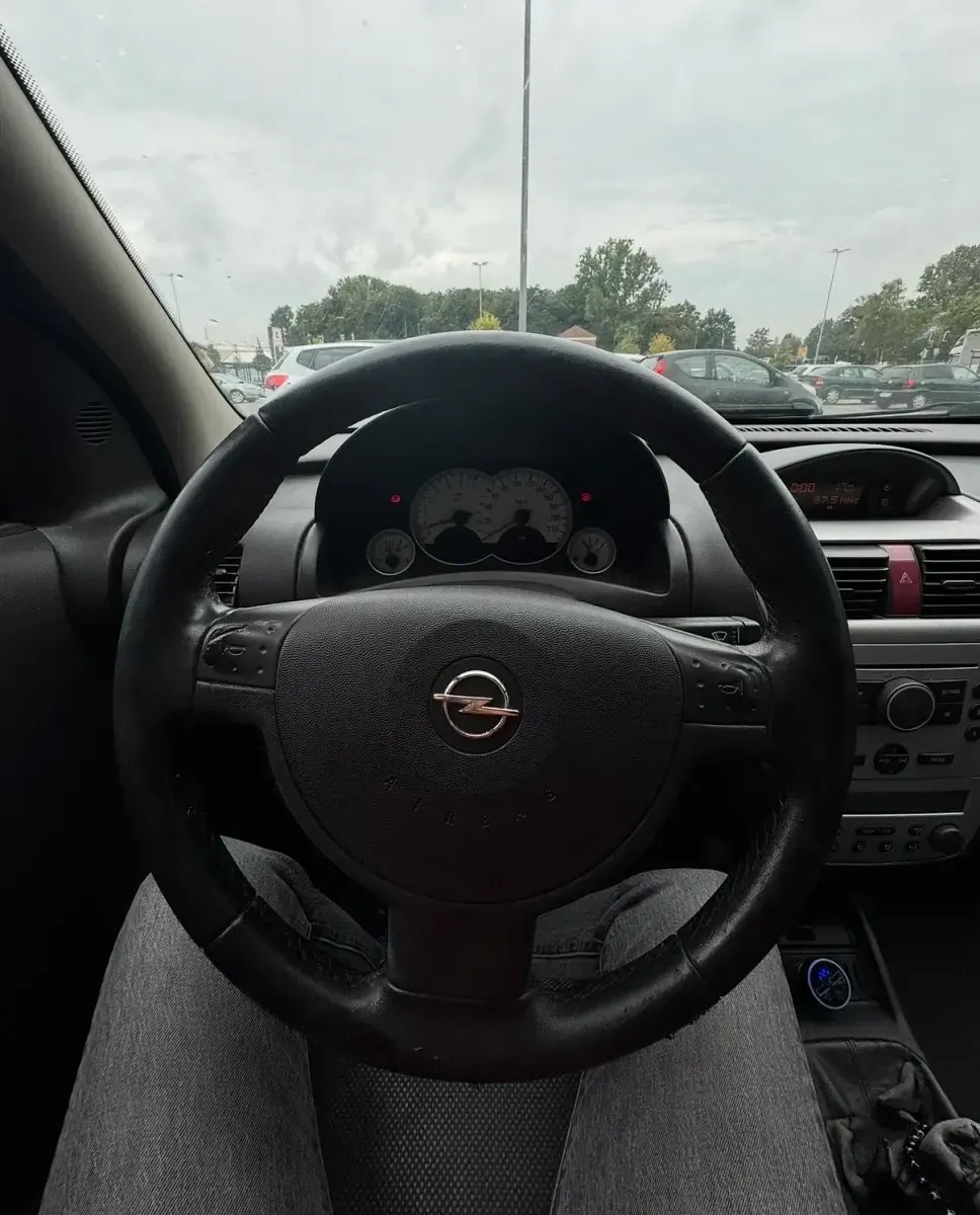 Usata Opel Corsa 75 CV (55 kW) 2004 Argento Utilitaria