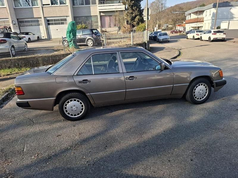 Second-hand Mercedes E230 132 CP (97 kW) 1990 Bej Berlinǎ