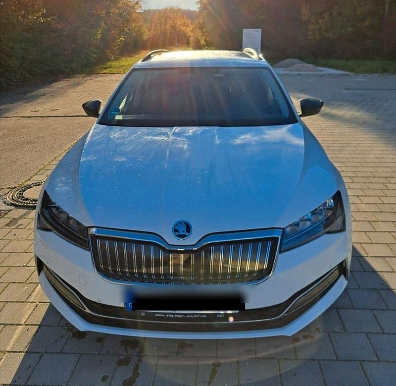 Weiß Gebraucht 2020 Skoda Superb Ambition Kombi | 20.999 € (Fairer Preis) - Bild 1/4