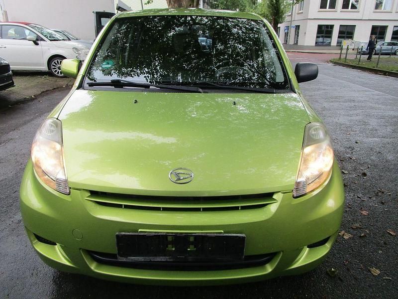 Grün Gebraucht 2008 Daihatsu Sirion Kleinwagen | 1.990 € (Fairer Preis) - Bild 1/4