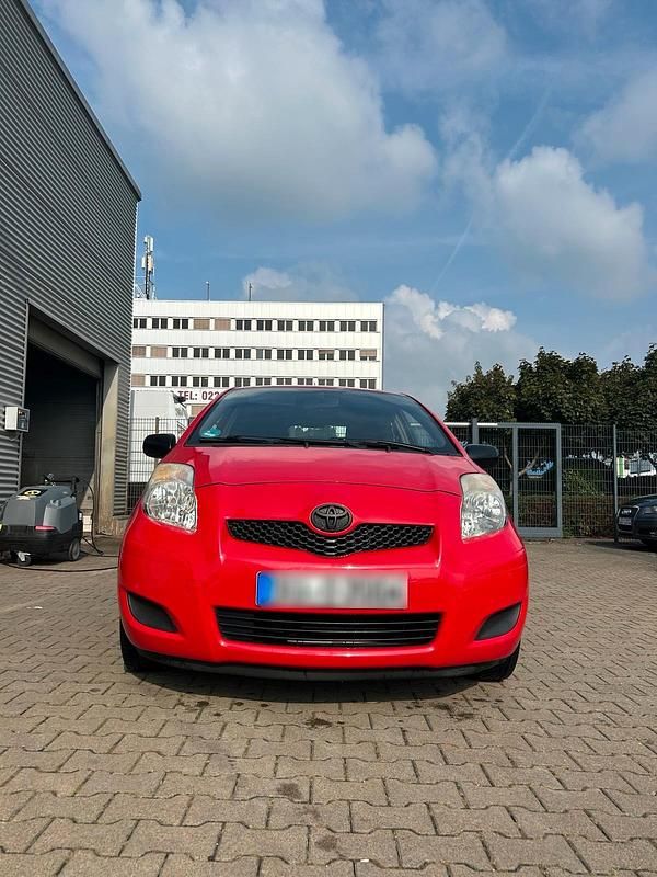 Rot Gebraucht 2010 Toyota Yaris Kleinwagen | 2.790 € (Etwas zu teuer) - Bild 1/4