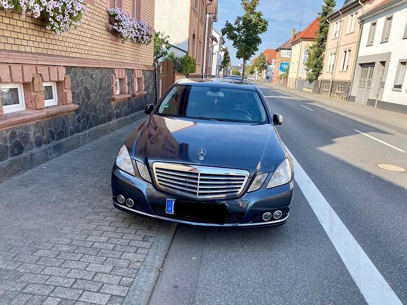 Grau Gebraucht 2009 Mercedes E220 Limousine | 8.000 € (Teuer) - Bild 1/4