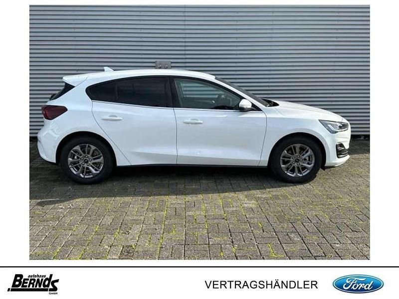Nowe Ford Focus Titanium 125 KM (91 kW) 2025 Biały Sedan/Limuzyna
