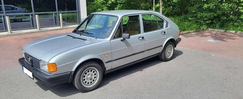 Silber Gebraucht 1983 Alfa Romeo Alfasud Limousine | 8.800 € - Bild 1/4