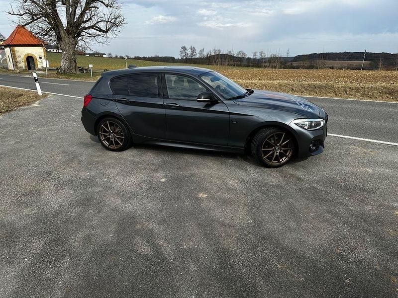 Grau Gebraucht 2018 BMW 118 M Sport Kleinwagen | 12.999 € (Guter Preis) - Bild 1/4