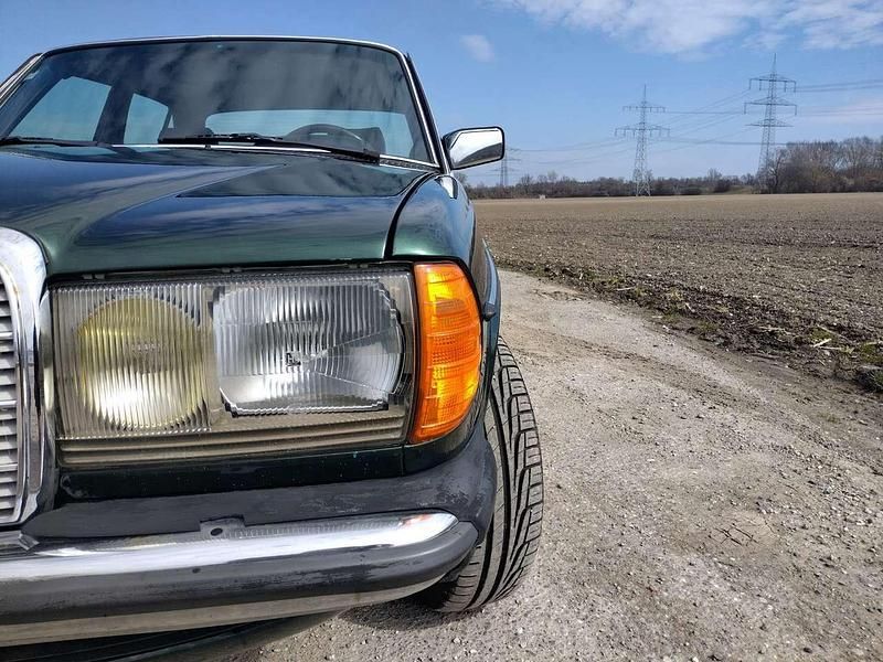 Gebraucht Mercedes 240 72 PS (52 kW) 1983 Grün Limousine