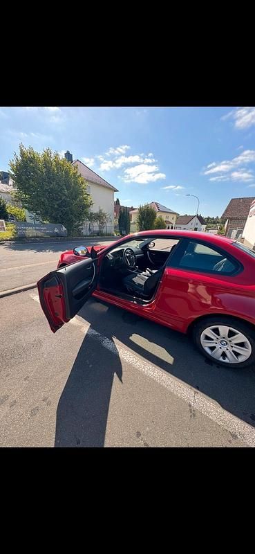 Rot Gebraucht 2011 BMW 120 Coupé Coupé | 6.800 € (Fairer Preis) - Bild 1/4
