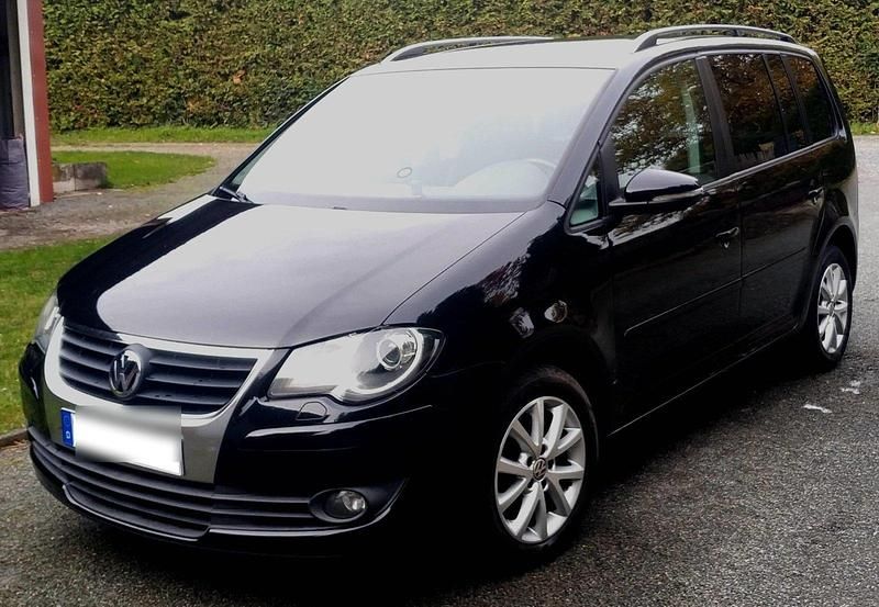Schwarz Gebraucht 2010 VW Touran Van / Kleinbus | 6.400 € (Teuer) - Bild 1/4