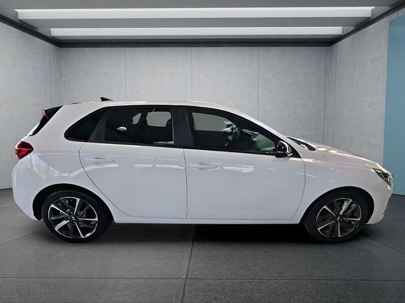 Gebraucht Hyundai i30 101 PS (74 kW) 2024 Weiß Kleinwagen