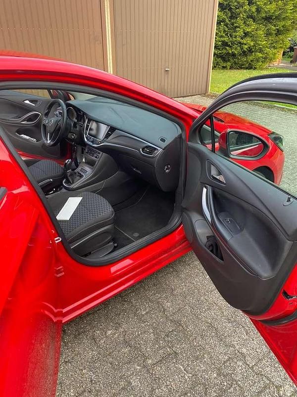 Second-hand Opel Astra 105 CP (77 kW) 2015 Roșu Hatchback