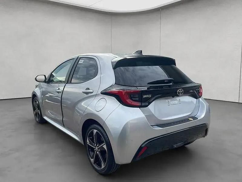 Neu Toyota Yaris Hybrid Style 131 PS (96 kW) 2025 Silber Limousine