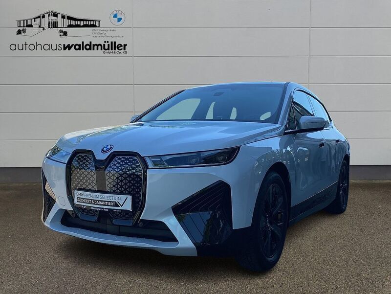 Weiß Gebraucht 2023 BMW iX Sport Line SUV | 53.559 € (Fairer Preis) - Bild 1/4