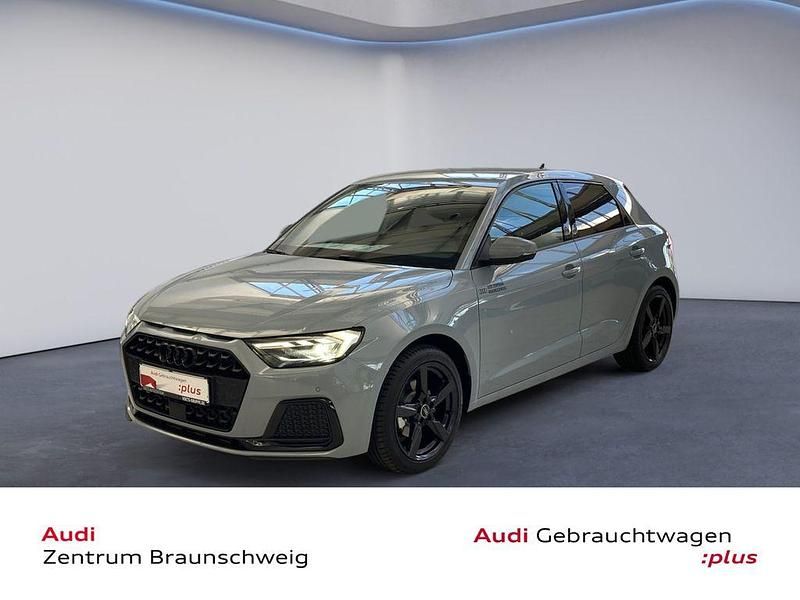 Pfeilgrau perleffekt Gebraucht 2025 Audi A1 Sportback Ambiente Kleinwagen | 27.470 € (Guter Preis) - Bild 1/4