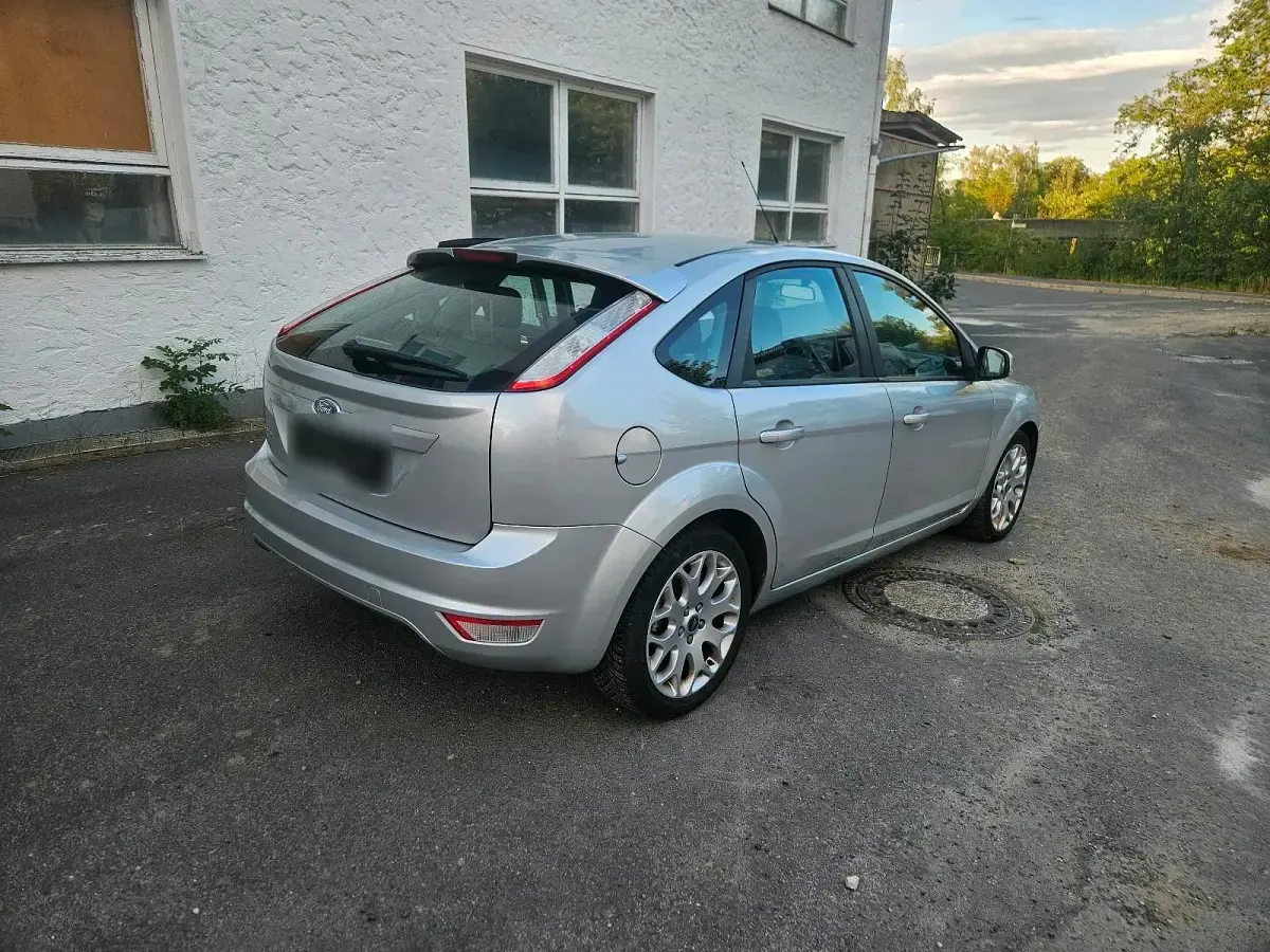 Gebraucht Ford Focus 116 PS (85 kW) 2009 Silber Limousine