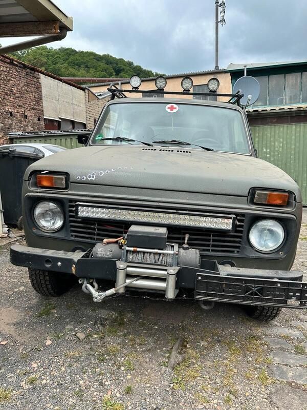 Grün Gebraucht 2009 Lada niva SUV | 2.499 € (Superpreis) - Bild 1/4
