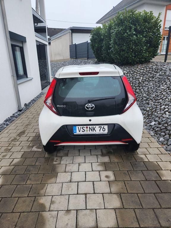Gebraucht Toyota Aygo Play 72 PS (52 kW) 2018 Weiß Kleinwagen